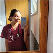 Médica de la UBA dicta clases de biología nivel secundario y universitario